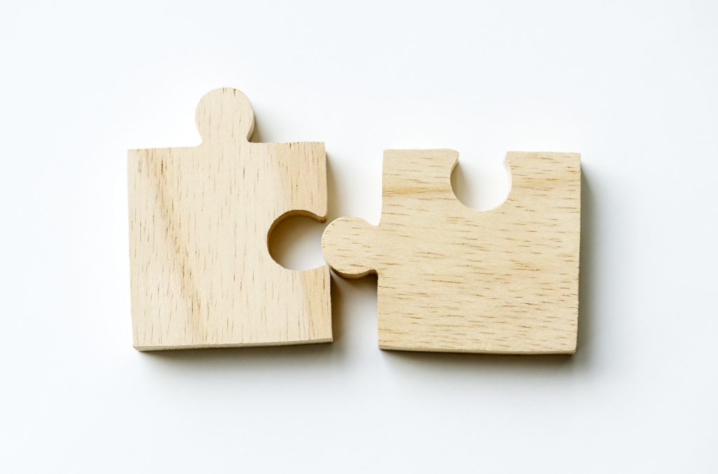 Sostienici jigsaw teamwork concept macro shot